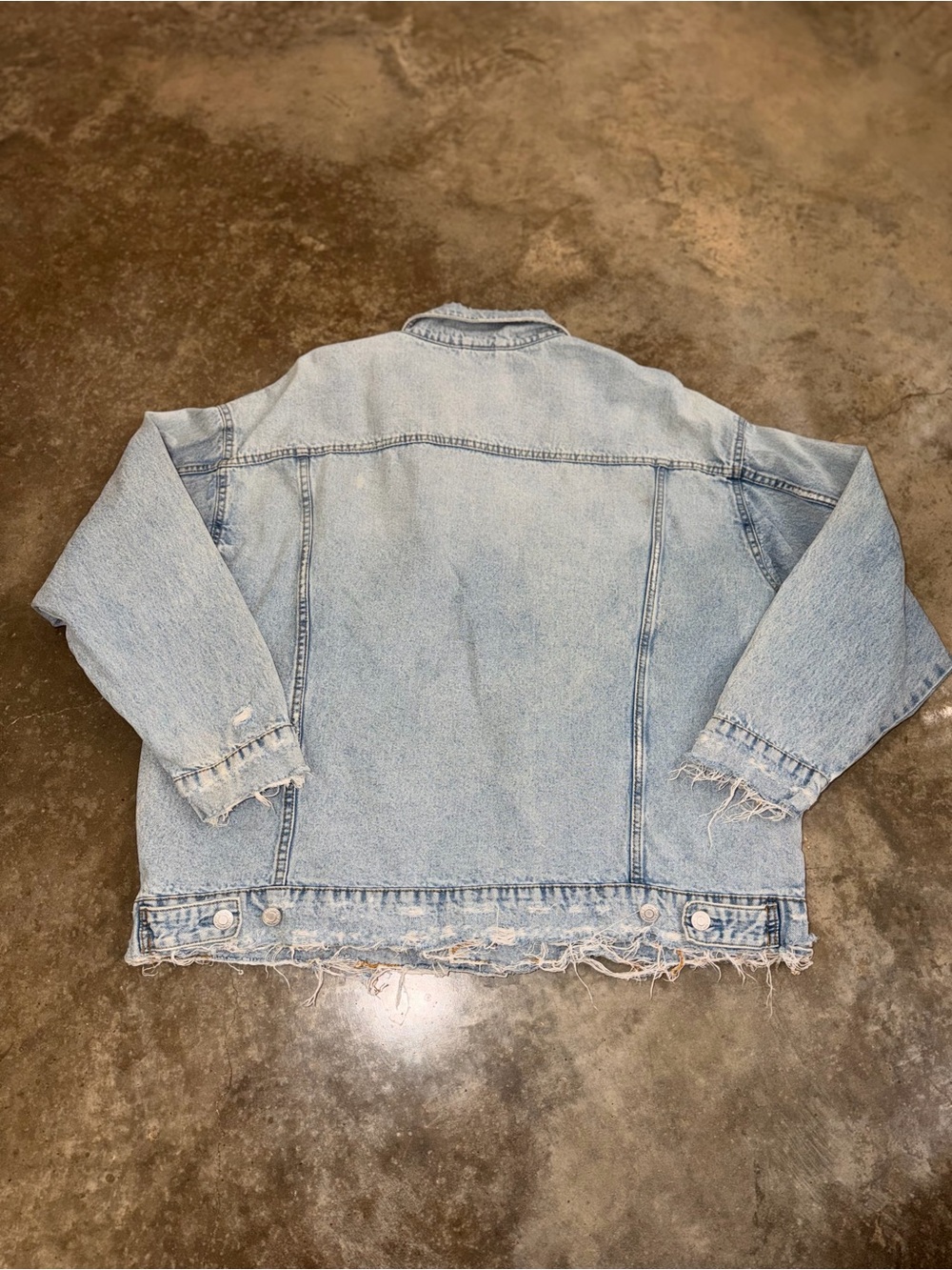 & Denim Distressed Oversized Denim Jacket Light Wash Raw Hem XL Fall Tailgate - Picture 6 of 12